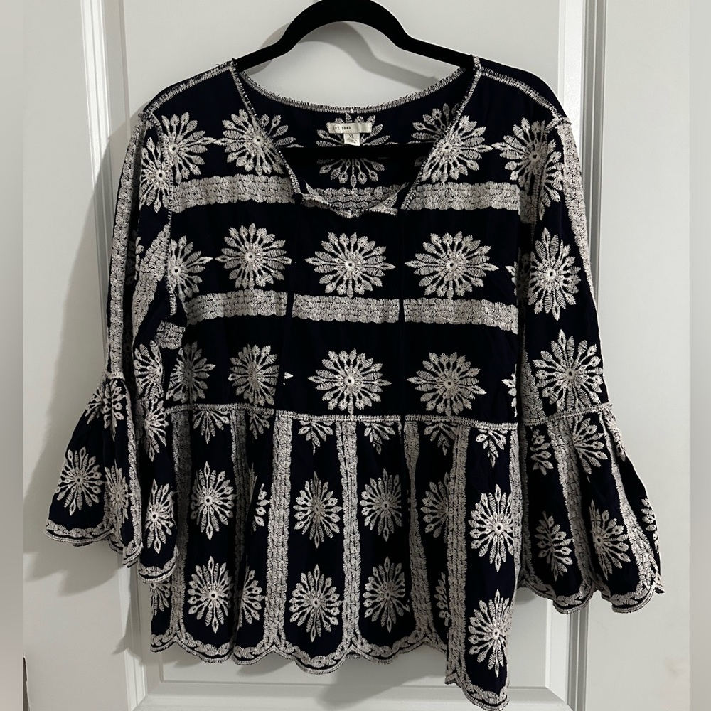 ❤️❤️ 4 for 25$ ❤️❤️ Est. 1946 Gorgeous Embroidered Blouse